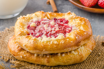 Crubmle mini pie with berries