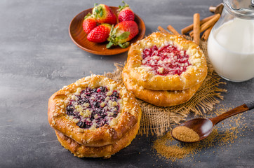 Crubmle mini pie with berries