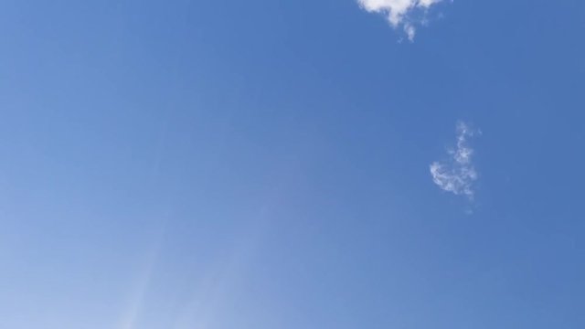 Blick in einen strahlend blauen Fr&uuml;hlingshimmel mit wei&szlig;en Wolken (Zeitrafferaufnahme)
