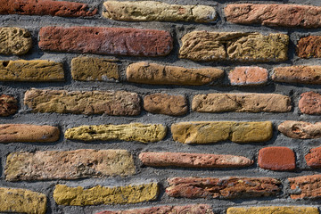 Bunte Steine bilden eine Mauer