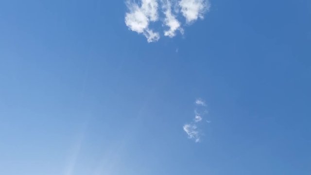strahlend blauer Fr&uuml;hlingshimmel mit wei&szlig;en Wolken