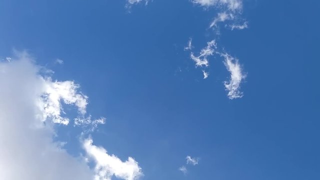 strahlend blauer Fr&uuml;hlingshimmel mit wei&szlig;en Wolken