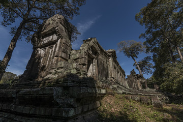 Fototapeta na wymiar Temple near Angkor Wat with nice blue sky