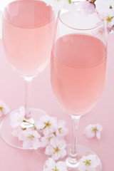 ロゼワインと桜の花