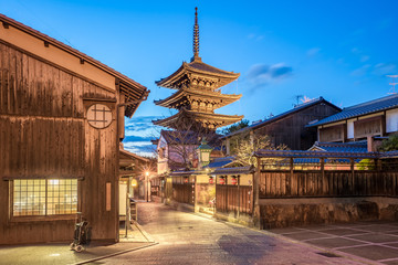 Obraz premium Yasaka Pagoda and Kyoto ancient street at night in Kyoto, Japan
