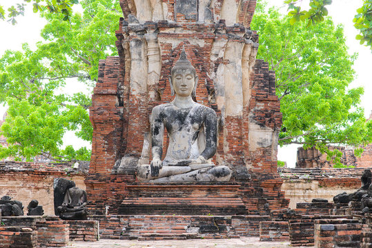 Sitting Budha in Wat Mahathat, historical park which covers the ruins of the old city of Sukhothai, Thailanda