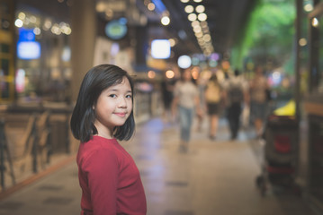 Obraz premium Asian girl walking in the city