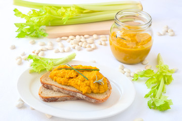 Brotaufstrich aus Sellerie, Bohnen und Kurkuma