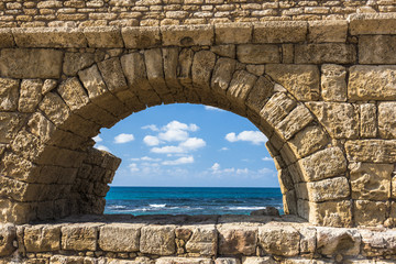 Древняя каменная арка