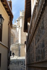 Fototapeta na wymiar calle cerca de la catedral de Toledo