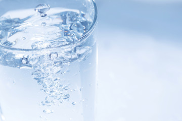 グラスに注がれた水。水の泡の様子。飲料・飲む・健康のイメージ。
