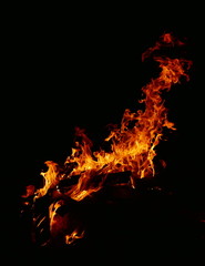 Feuer Flamme freigestellt vor schwarzem Hintergrund