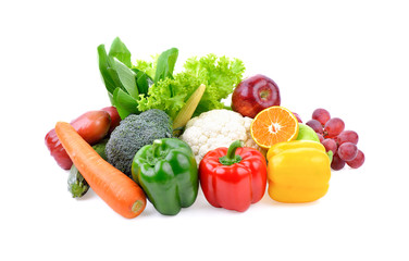 Obst und Gemüse auf weißem Hintergrund