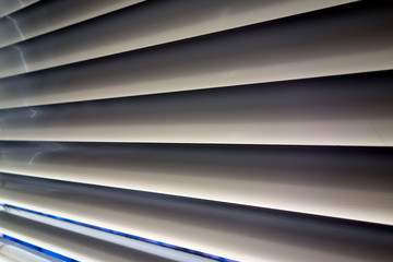 Obraz premium Jalousien als Sonnenschutz am Fenster