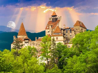 Papier peint photo autocollant rond Château Architecture historique du célèbre château du comte Dracula dans la ville de Bran. Bâtiment médiéval de Transylvanie en Roumanie