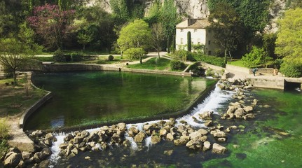 Obraz premium lago casa fiume montagna