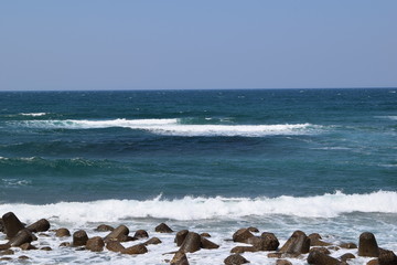 消波ブロック ／ 海岸や河川などの護岸を目的に設置するコンクリートブロックです。海岸沿いに多数のブロックをかみ合わせて並べることで、波のエネルギーを減衰・消散させる事が可能です。また、このブロックにより、水中に複雑で多様な生物生息空間を提供し、円滑な生態系が形成され豊かな水域環境を創り出しています。