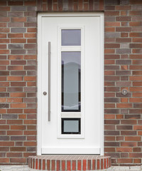 Weiße Haustür mit Glas