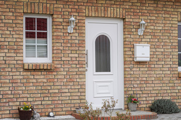 Weiße Haustür und Fenster eines Hauses
