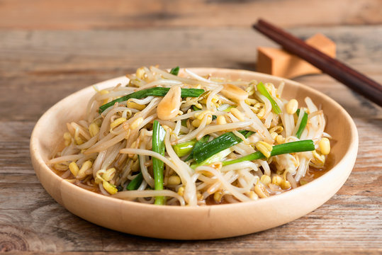 Fried bean sprouts, Vegetarian food.