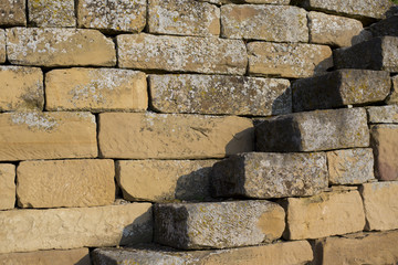 Trockenmauer mit Stufen im Weinberg