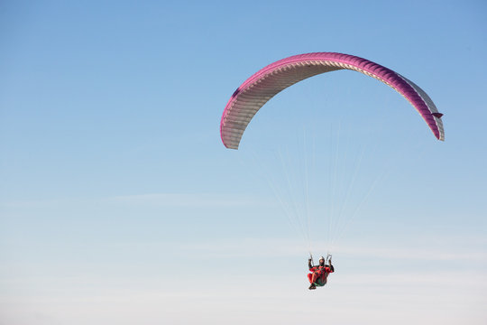 volando suspendido en el cielo con mi parapente 
