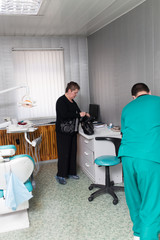Obraz premium The dentist works with the client in the clinic