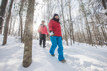 Fototapeta na wymiar Asian couple hiking in the winter