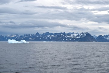Fototapeta na wymiar グリーンランドと氷山