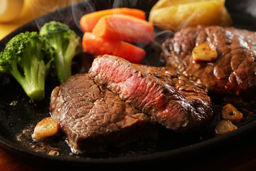 Rinderschenkel Rare Steak Beefsteak