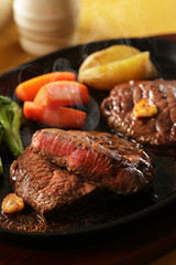 牛もも肉 レアステーキ　Beefsteak