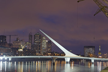 Obraz premium Dusk and Woman Bridge on Puerto Madero neighborghood or disctrict in Buenos Aires city, Argentina