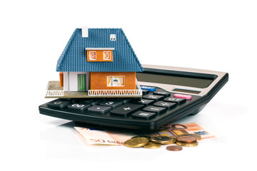 property tax and mortgage concept - house model on calculator - obrazy, fototapety, plakaty