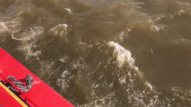 Barkassen Boot schl&auml;gt Wellen auf der Elbe 