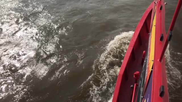 Barkassen Boot schlägt Wellen auf der Elbe 