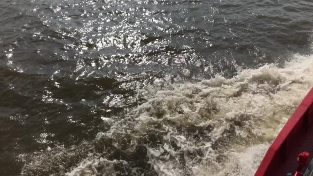 Barkassen Boot schl&auml;gt Wellen auf der Elbe 