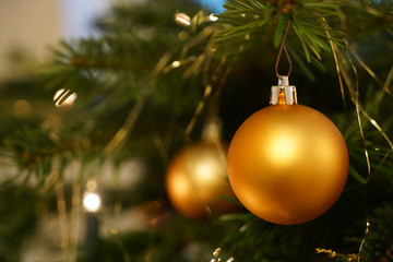 goldene Christbaumkugeln
