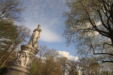 Frühling in Berlin / Königin-Luise-Denkmal im frühlingshaften Tiergarten
