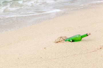 bouteille avec message sur le sable 