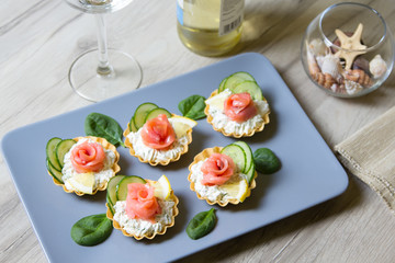 Tartlet with cream cheese, cucumber and slightly salted trout