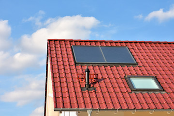 Rotes Dach mit Solarthermie-Kollektor