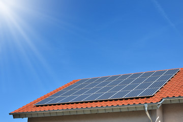 Solare Stromerzeugung auf Hausdach, Sonnenstrahlen