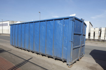 Fototapeta na wymiar Blauer Stahlcontainer für Bauschutt