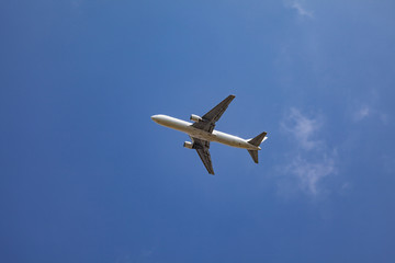 Fototapeta na wymiar 青空に上昇する旅客機