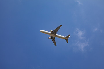 青空に上昇する旅客機