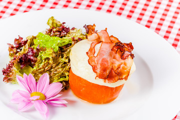 Salad with poached egg, tomato and ham