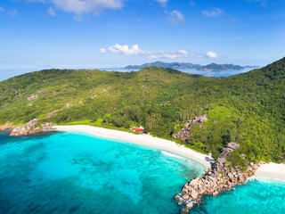 Strand mit weißen Sand und blauen Meer