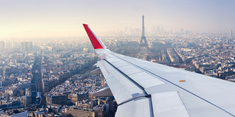 Vue du paysage urbain de Paris depuis la fenêtre de l& 39 avion