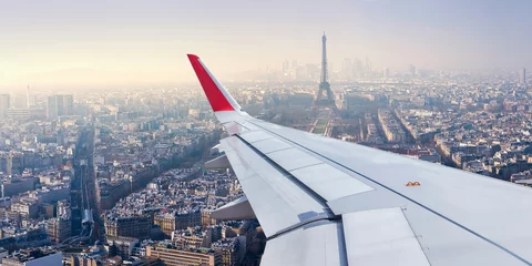 Muurstickers Uitzicht op het stadsgezicht van Parijs vanuit het vliegtuigraam © sahachat