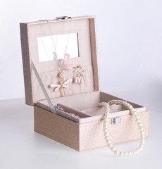 Portagioie con accessori di bigiotteria